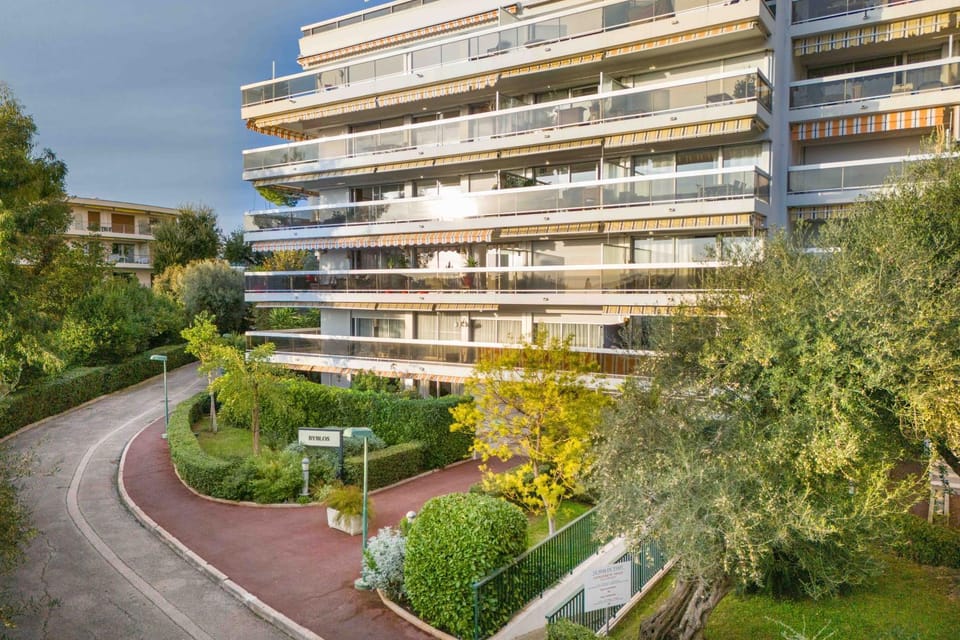 Property building, Natural landscape, Balcony/Terrace