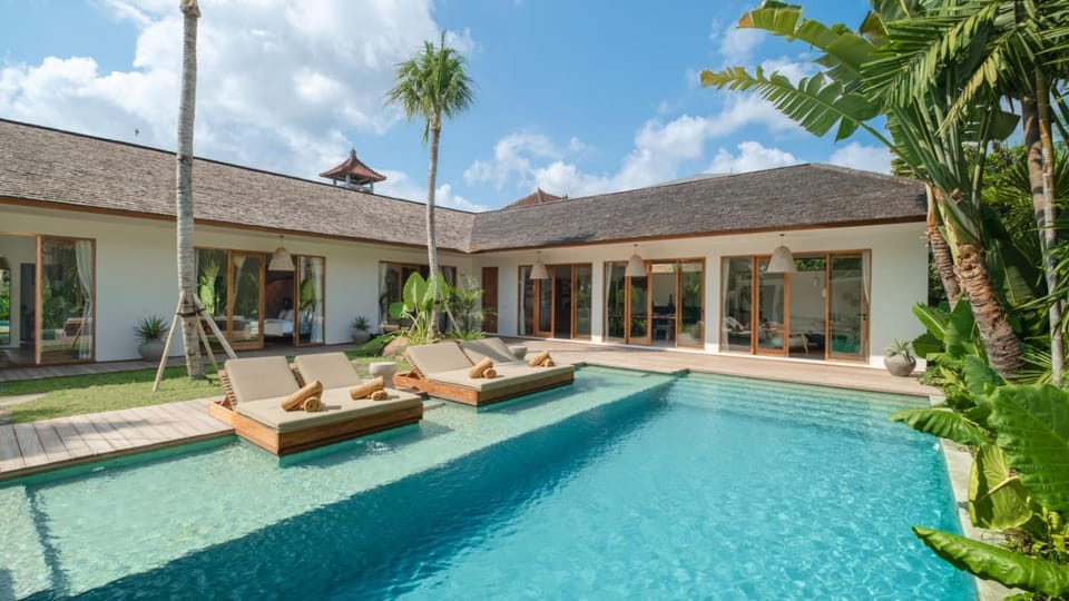 Property building, Garden view, Pool view, Swimming pool, Swimming pool, sunbed