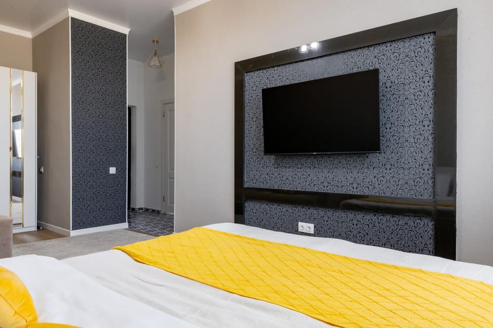 Communal lounge/ TV room, Bed, TV and multimedia, Photo of the whole room, Evening entertainment, Bedroom, wardrobe