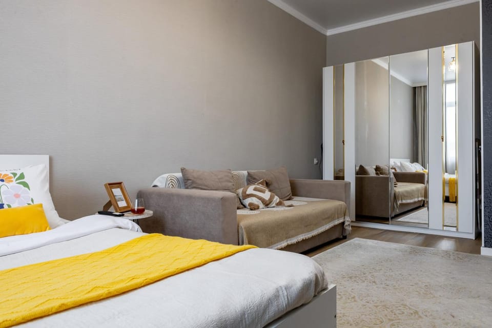 Bed, Living room, Photo of the whole room, Seating area, Bedroom