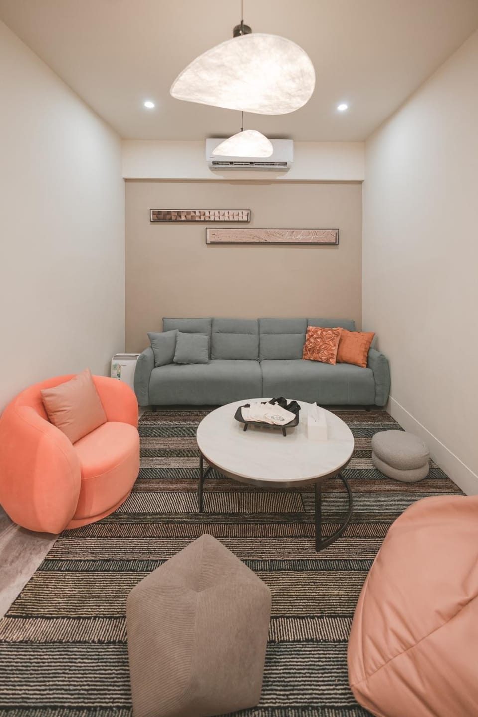 Living room, Seating area