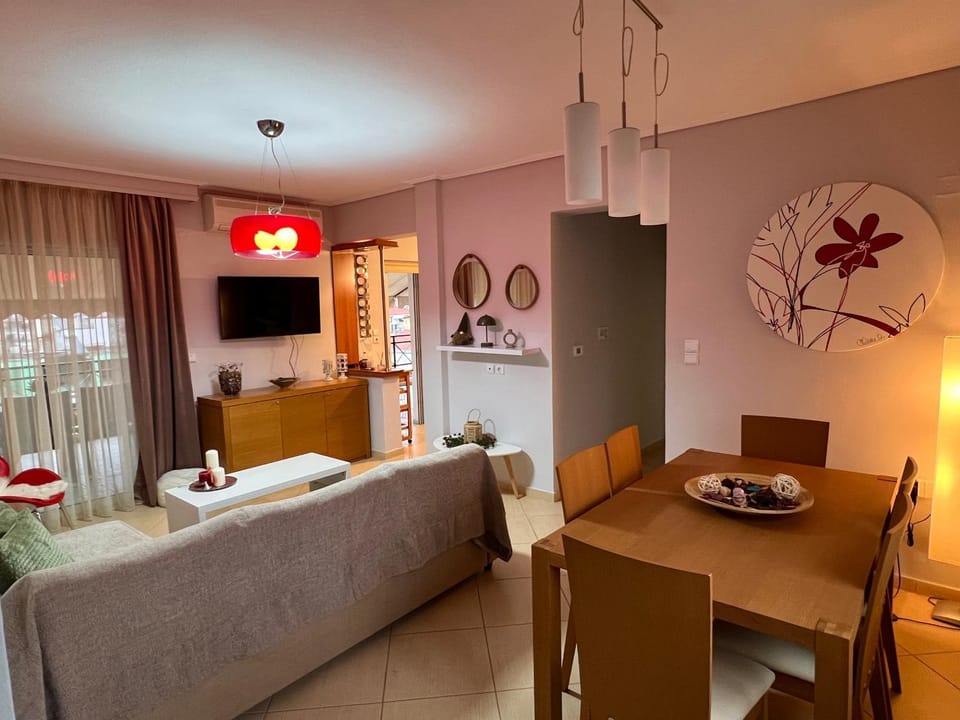 TV and multimedia, Living room, Seating area, Dining area