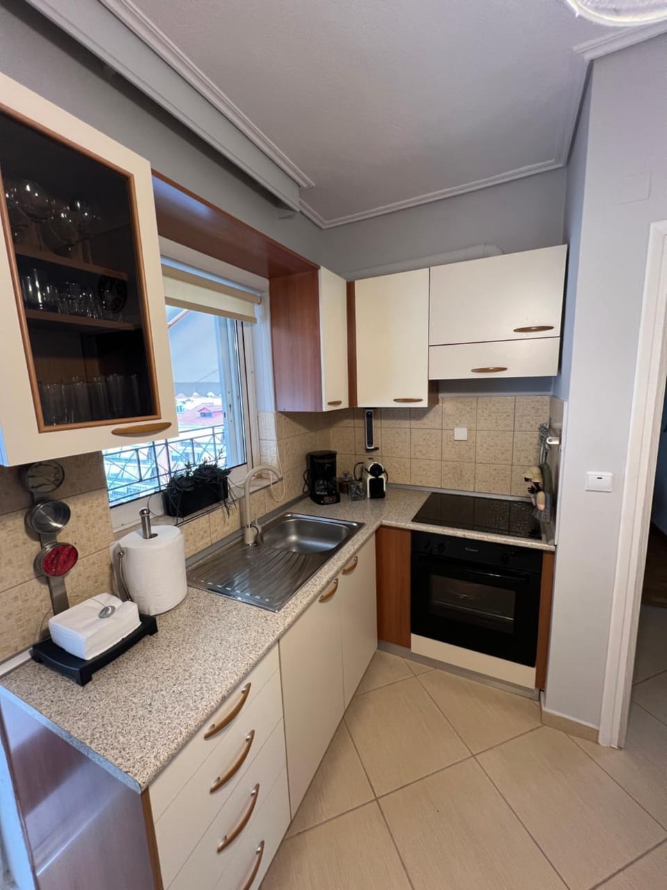 Coffee/tea facilities, Kitchen or kitchenette, oven, stove, kitchen