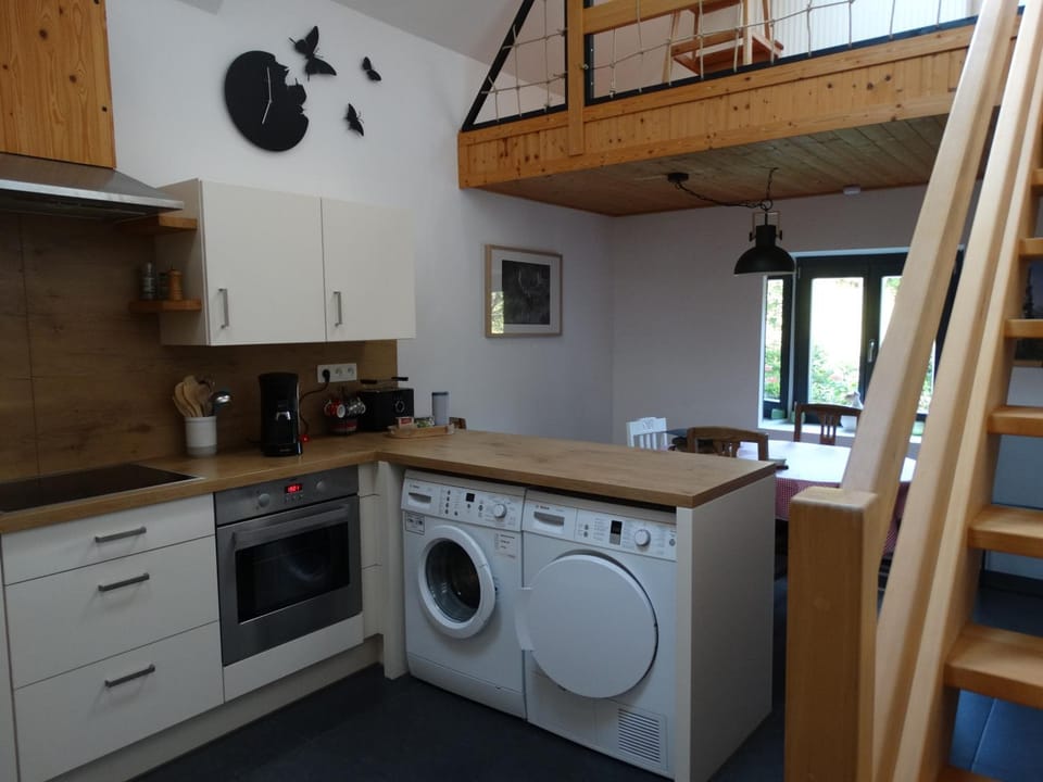 Coffee/tea facilities, Kitchen or kitchenette, Dining area, dishwasher, oven, toaster, washing machine, dryer