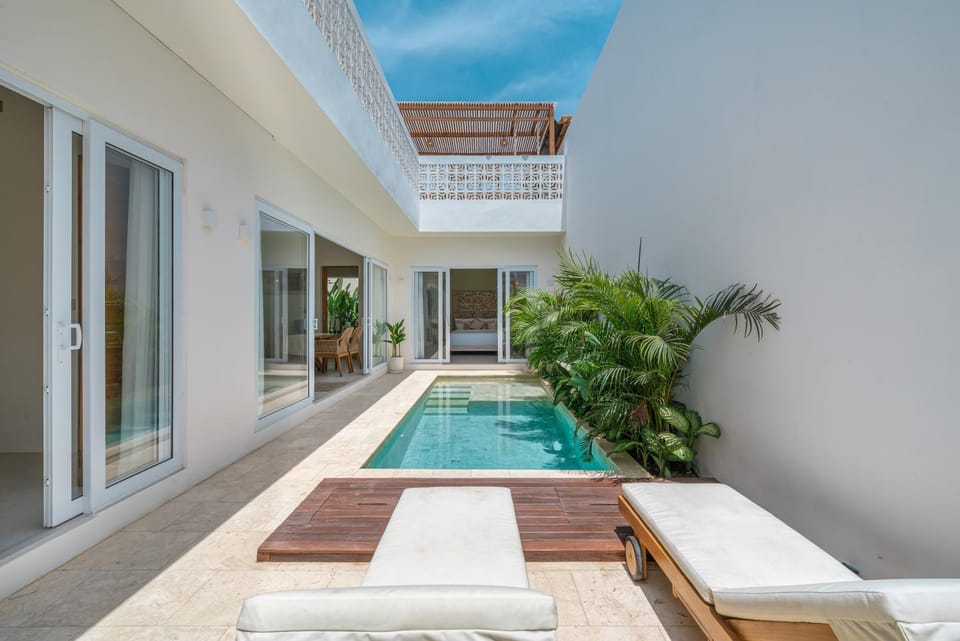Property building, Day, View (from property/room), Balcony/Terrace, Pool view, Swimming pool, sunbed