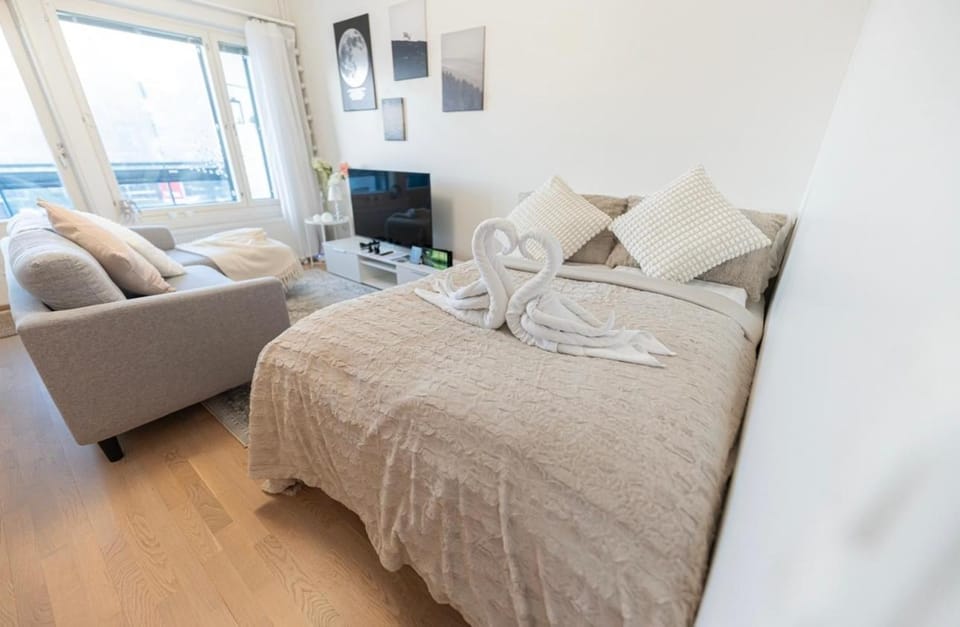 Bed, Bedroom, towels