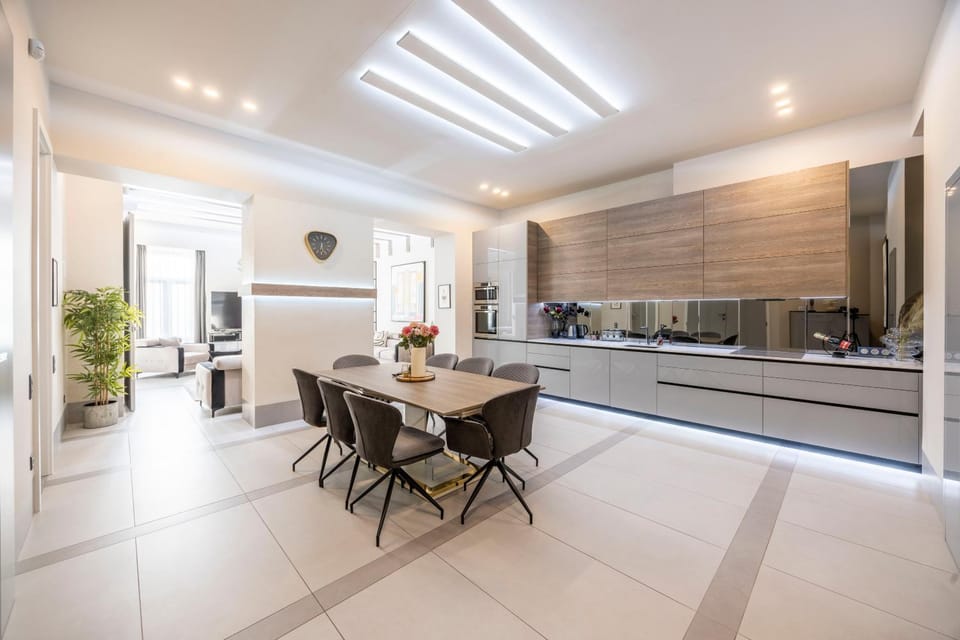 Kitchen or kitchenette, Living room, Seating area, Dining area