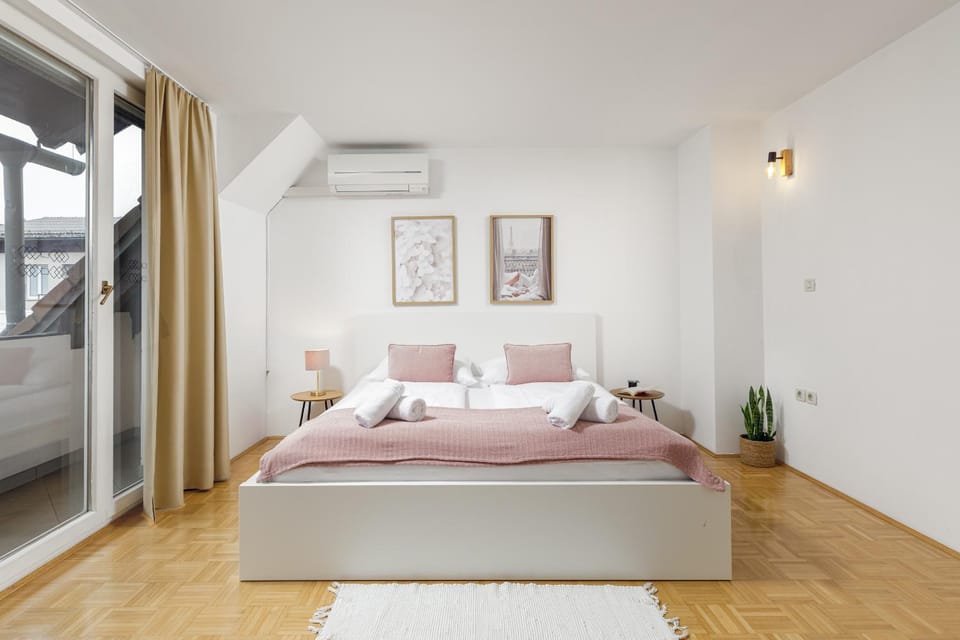 Bed, Photo of the whole room, Bedroom, towels, air conditioner