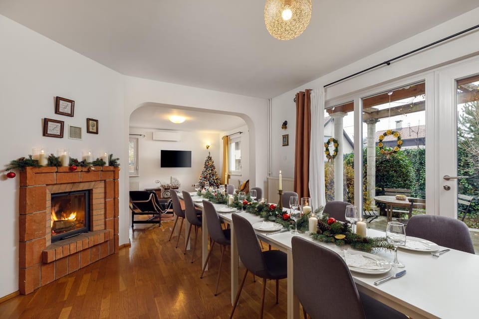 Property building, Communal lounge/ TV room, TV and multimedia, Living room, Seating area