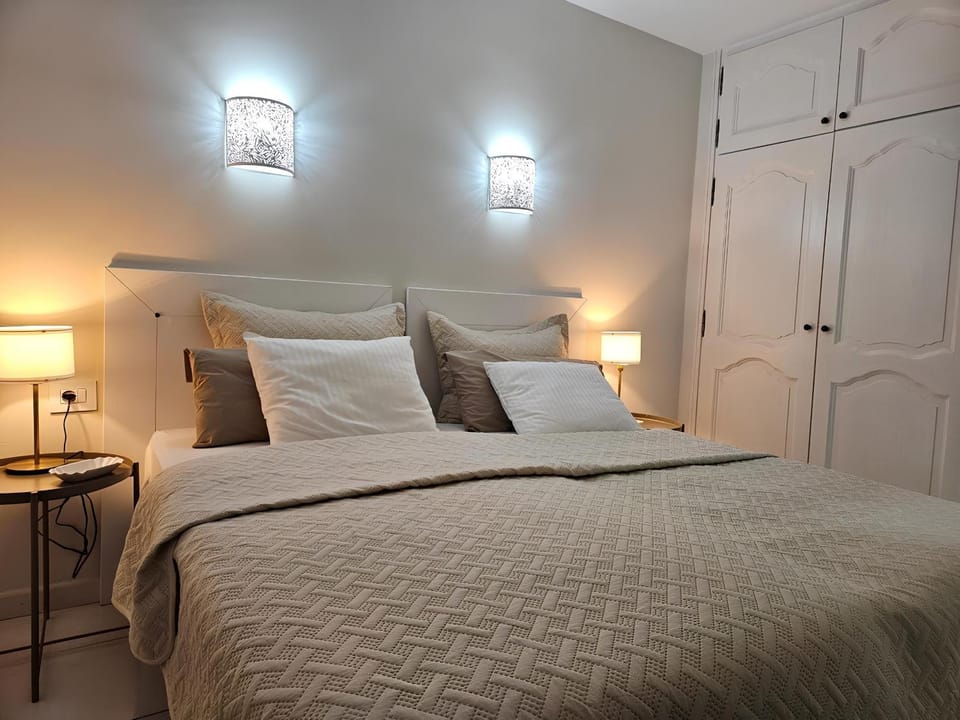 Bed, Photo of the whole room, Bedroom, wardrobe