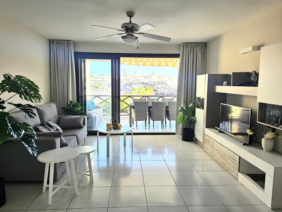 TV and multimedia, View (from property/room), Living room, Seating area, Dining area, Sea view