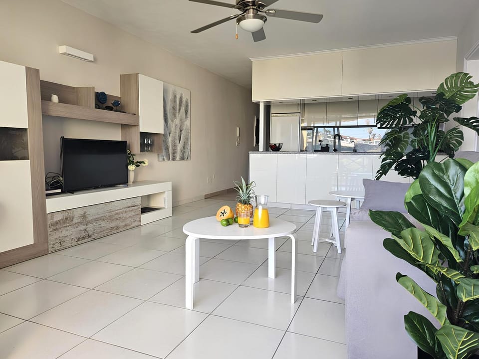 TV and multimedia, Kitchen or kitchenette, Living room