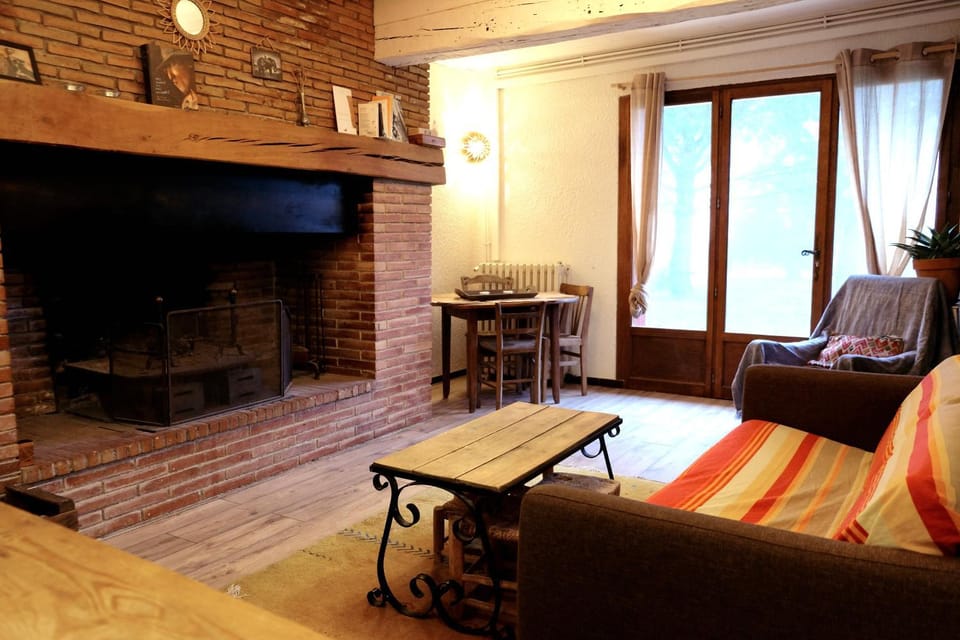 Living room, Dining area, fireplace