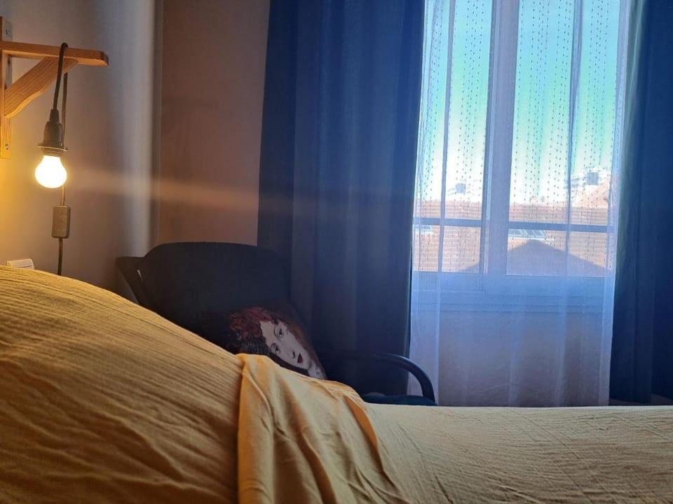 La Chambre de l'Ascenseur, chambre cosy en centre ville avec accès indépendant Vacation rental in Nouvelle-Aquitaine