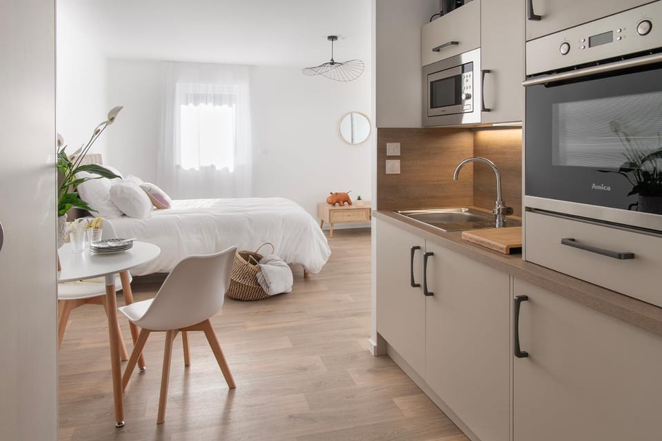 Bed, Kitchen or kitchenette, Photo of the whole room, Bedroom, oven, pet friendly, stove