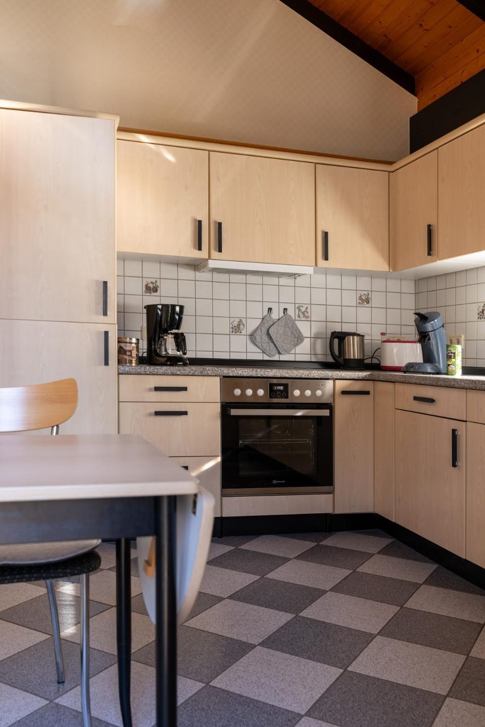 Coffee/tea facilities, Kitchen or kitchenette, oven, stove, toaster