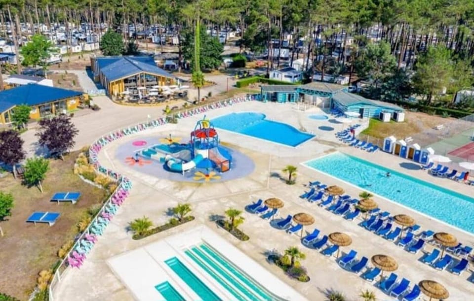 Mobil-home camping etoiles Les Dunes de Contis Landes Fun pass compris Campground/ 
RV Resort in Saint-Julien-en-Born
