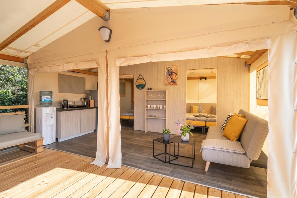 Facade/entrance, Kitchen or kitchenette, Living room, Seating area