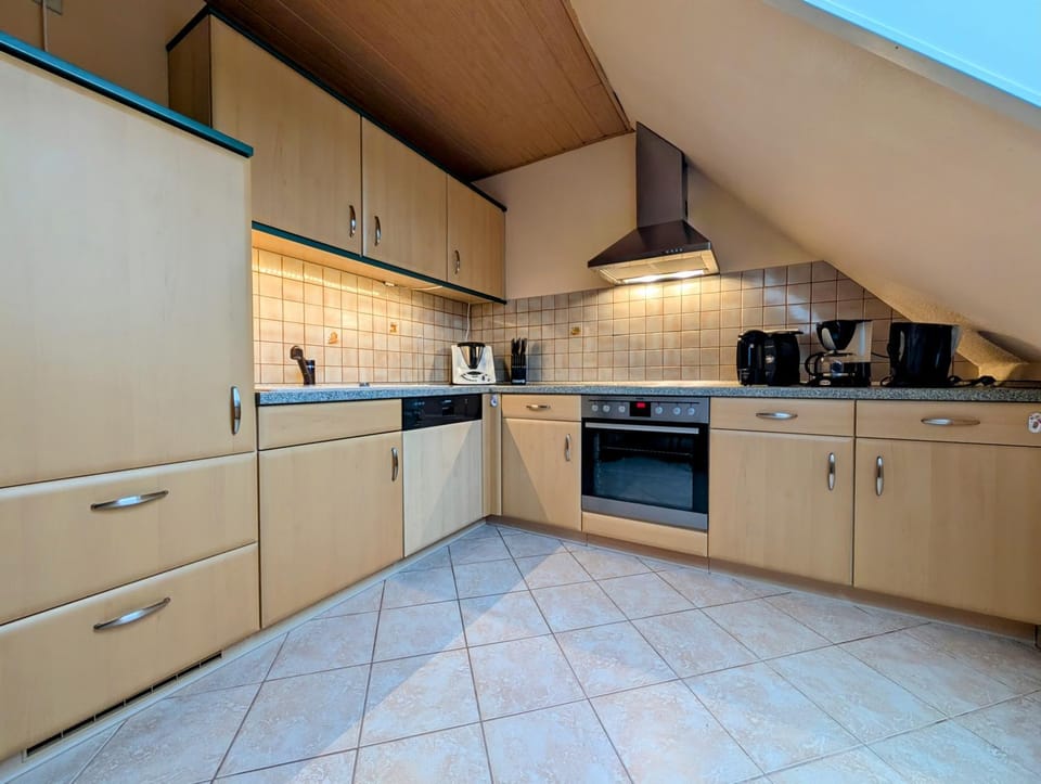 Coffee/tea facilities, Kitchen or kitchenette, dishwasher, stove