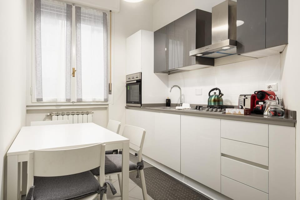 Coffee/tea facilities, Dining area, oven, kitchen