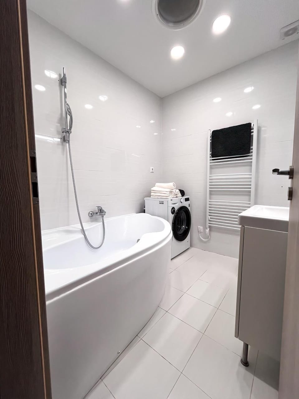 Bathroom, Bath, towels, washing machine