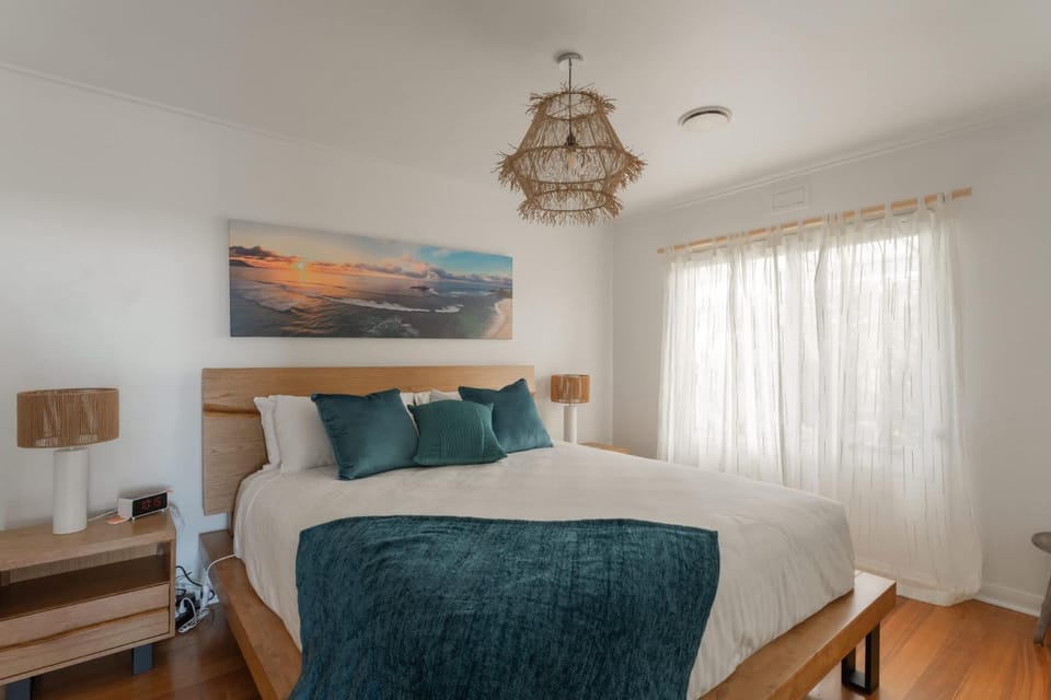 3-Bedroom Getaway Minutes from the Beach House in Penguin