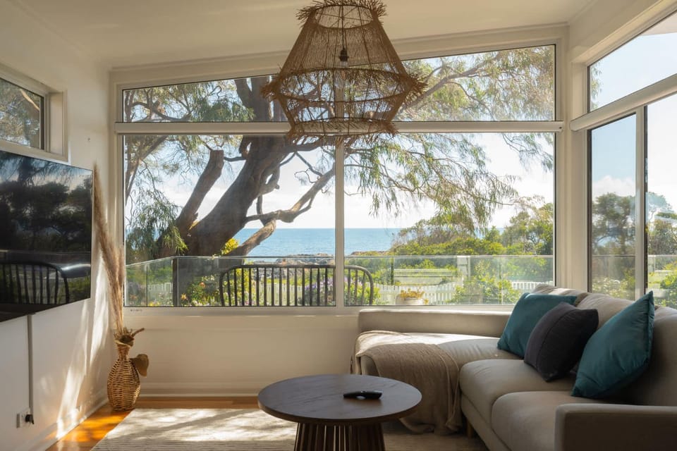 3-Bedroom Getaway Minutes from the Beach House in Penguin