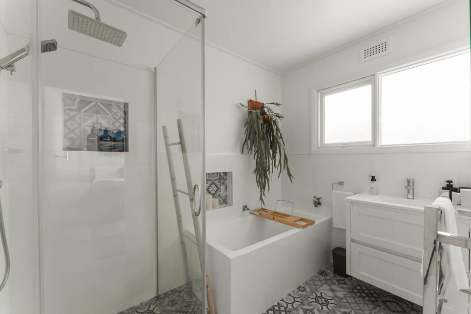 3-Bedroom Getaway Minutes from the Beach House in Penguin