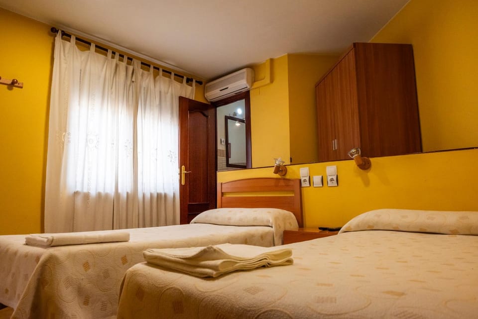 Pensión Discoves Bed and Breakfast in Aragon