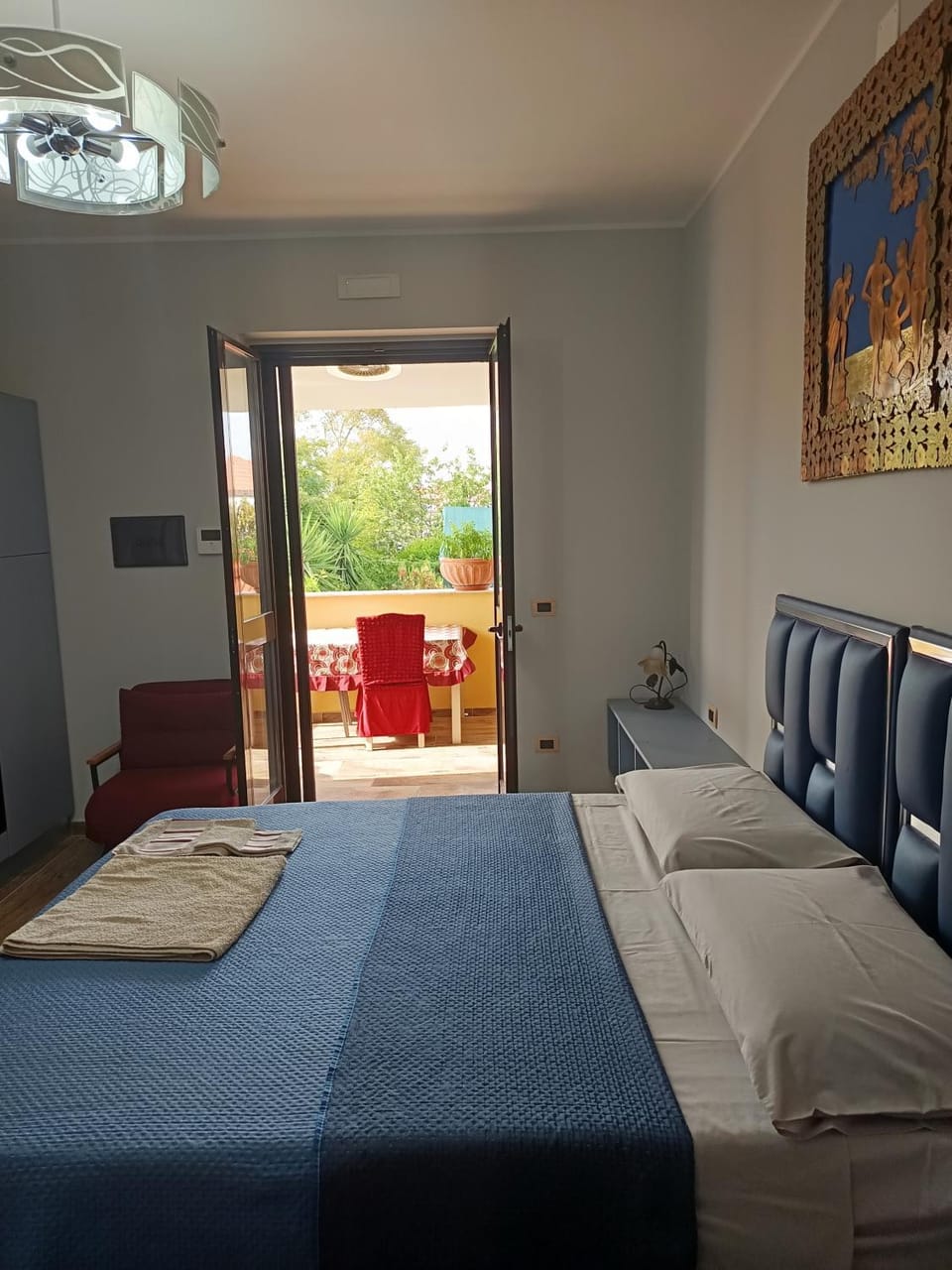 Bed, Photo of the whole room, Seating area, Bedroom