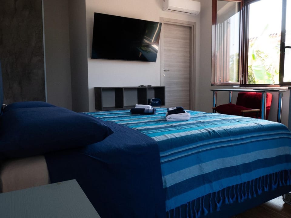 Bed, TV and multimedia, Photo of the whole room, Seating area, Bedroom