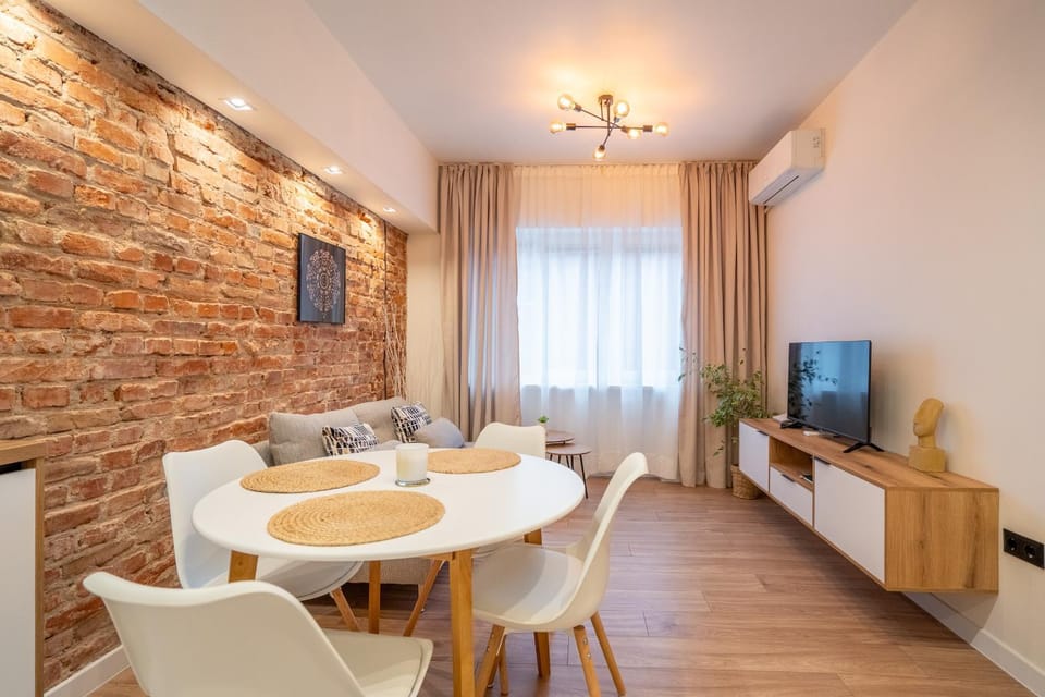 TV and multimedia, Seating area, Dining area