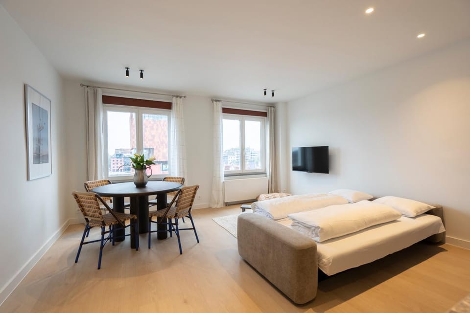 Bed, TV and multimedia, Living room, Seating area, Dining area