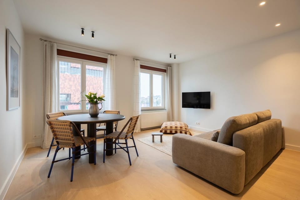 TV and multimedia, Living room, Seating area, Dining area