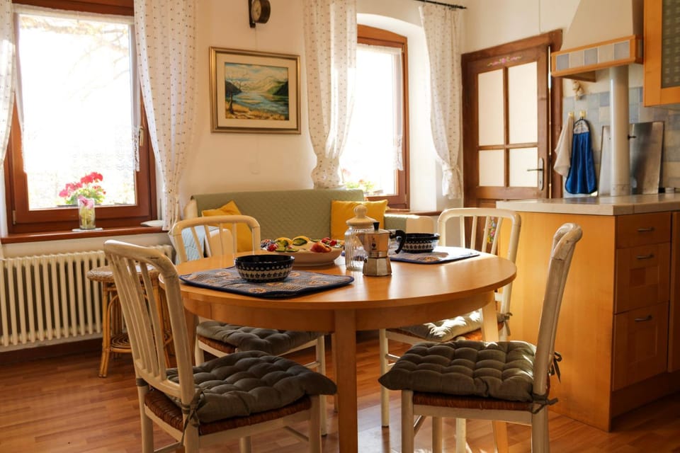 Coffee/tea facilities, Kitchen or kitchenette, Living room, Food and drinks, Seating area, Dining area, Food