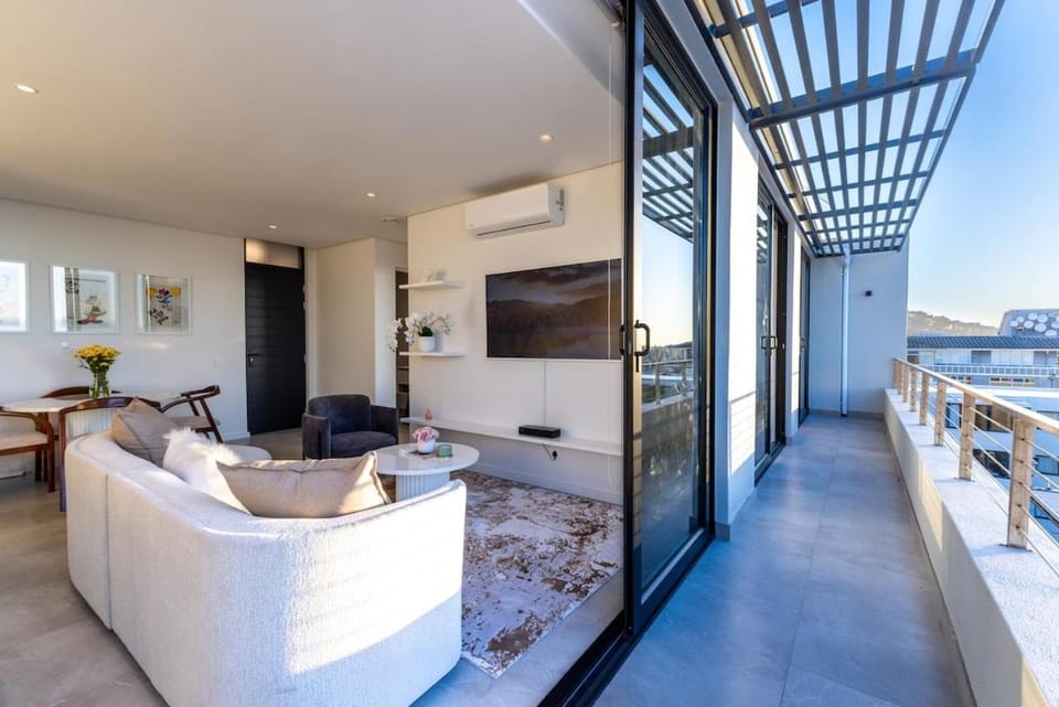 Adorable coastal retreat Apartment in Sea Point