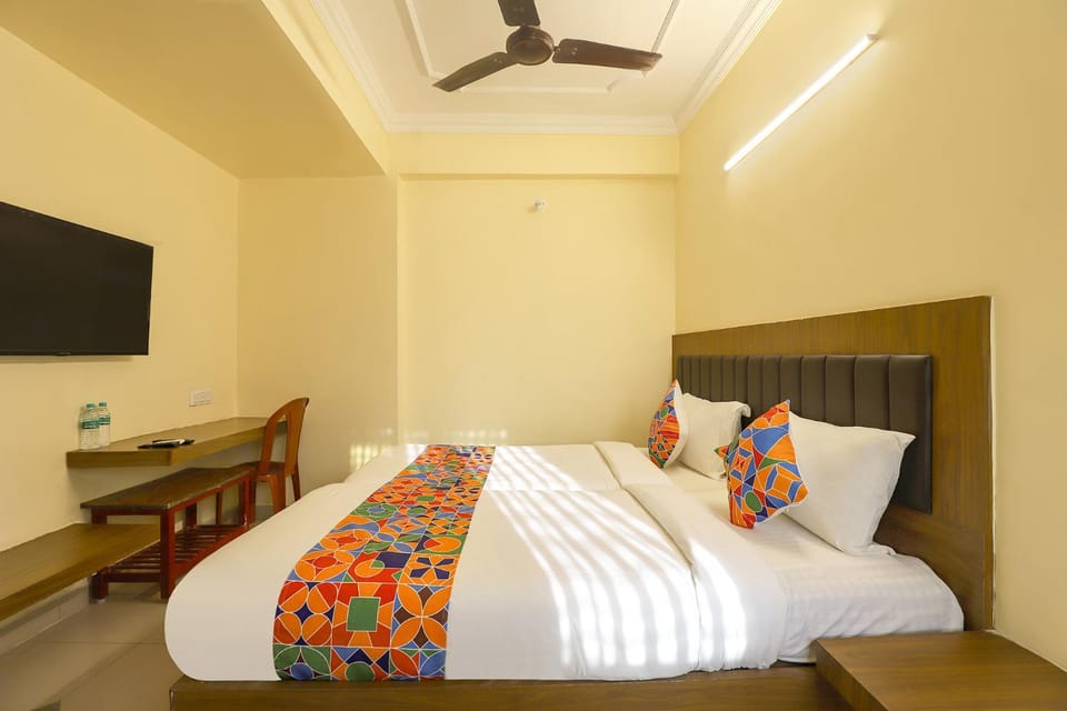 Bed, TV and multimedia, Bedroom