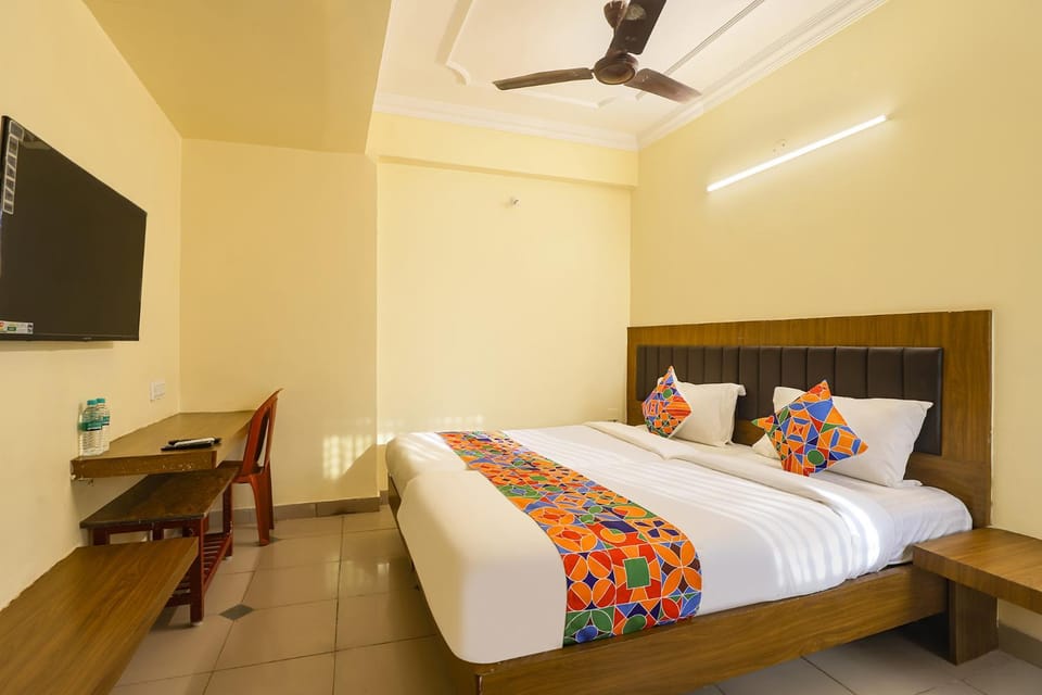 Bed, TV and multimedia, Bedroom