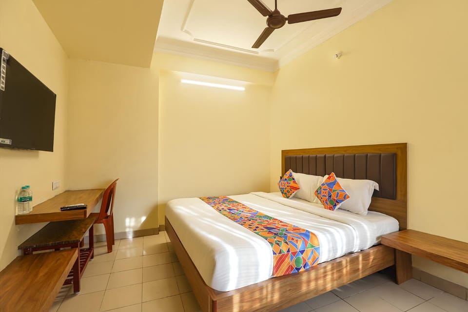 Bed, TV and multimedia, Bedroom