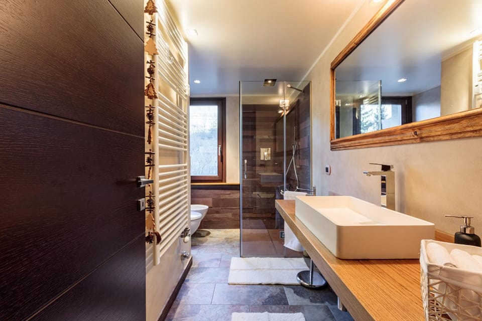 Bed, Bathroom, Photo of the whole room, Bedroom