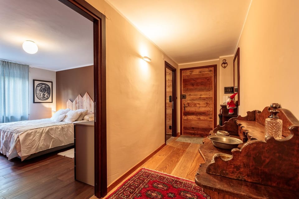 Bed, Living room, Photo of the whole room, Seating area, Bedroom, wardrobe
