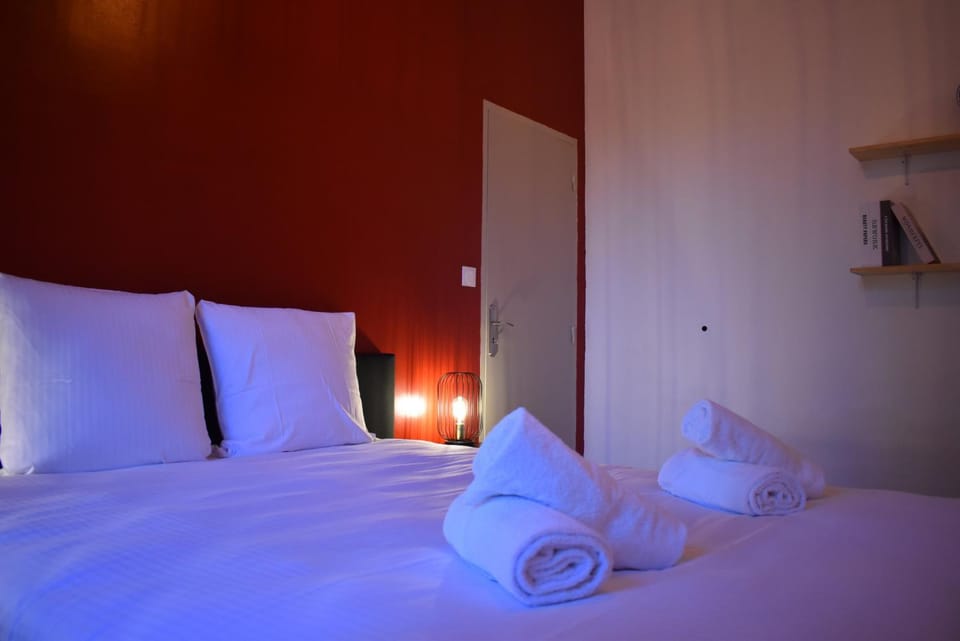 Bed, towels