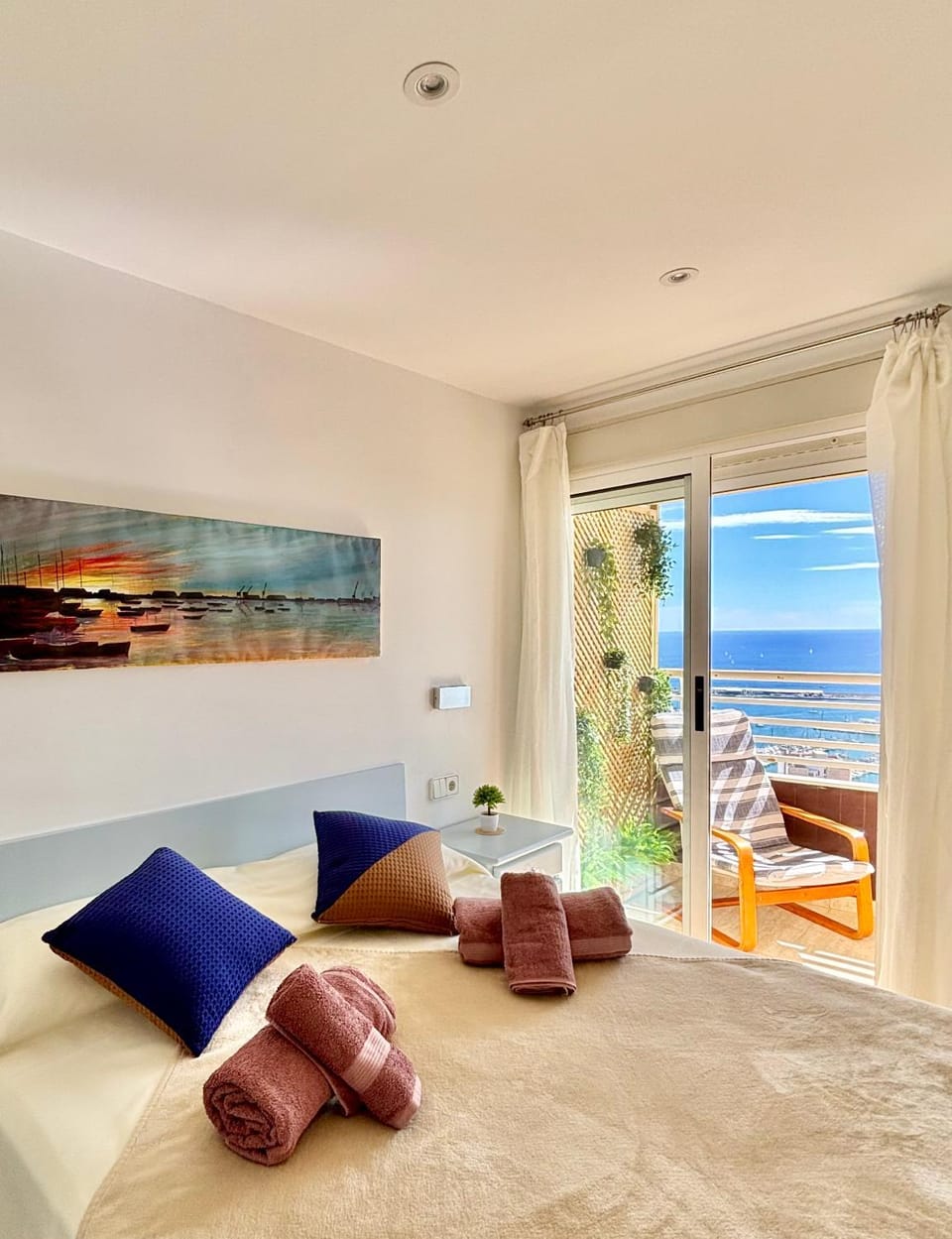 Bed, Natural landscape, View (from property/room), Balcony/Terrace, Photo of the whole room, Sea view, towels