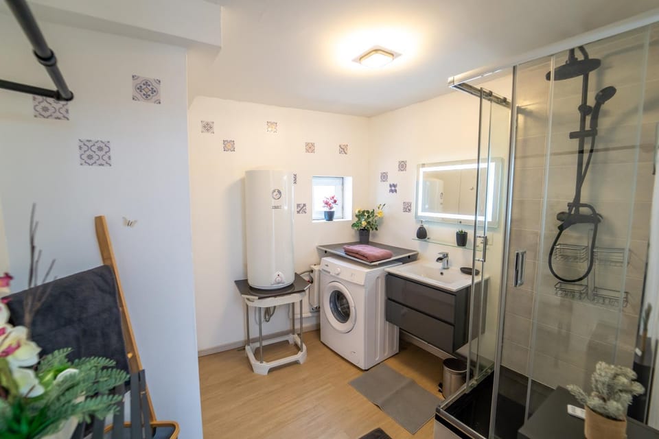 Le Spacieux Appartement Jacuzzi & Terrasse Parking Honfleur 10min plage House in Honfleur
