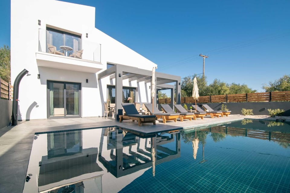 Property building, Patio, Day, Pool view, Swimming pool, sunbed