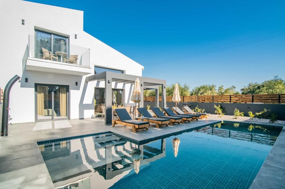 Property building, Patio, Day, View (from property/room), Balcony/Terrace, Pool view, Swimming pool, sunbed