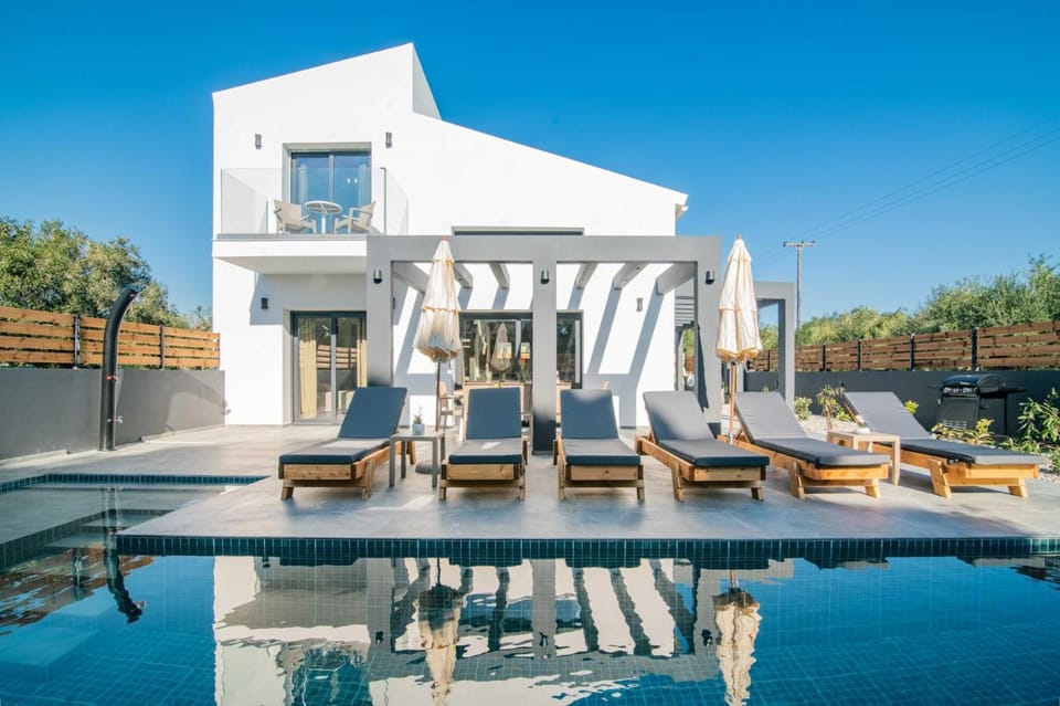 Property building, Patio, Day, Natural landscape, View (from property/room), Balcony/Terrace, Pool view, Swimming pool, sunbed
