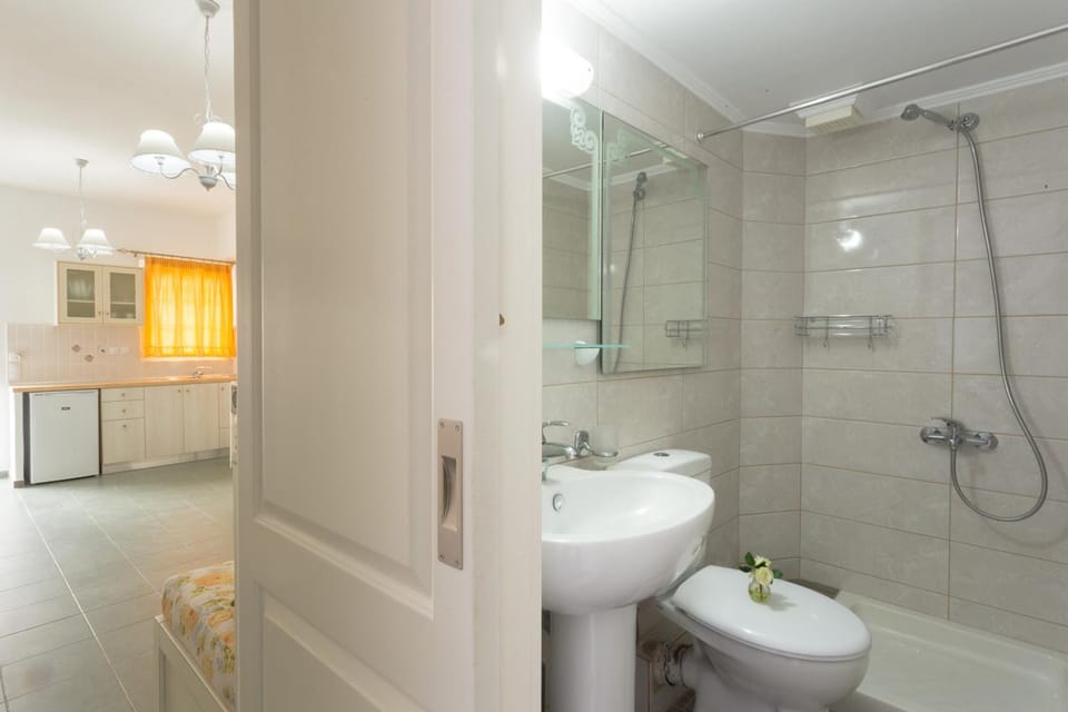 Shower, Bathroom, Kitchen or kitchenette