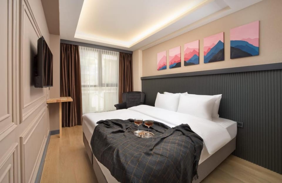 Bed, TV and multimedia, Photo of the whole room, Bedroom