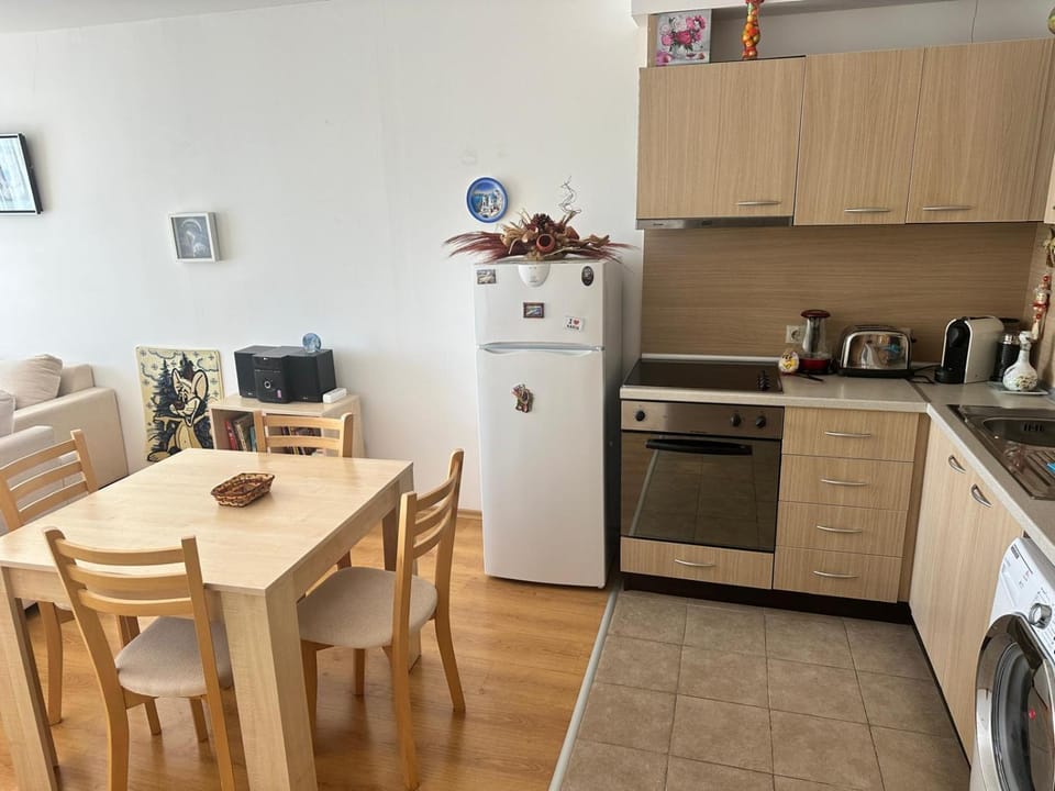 Coffee/tea facilities, Kitchen or kitchenette, oven, stove, toaster, washing machine